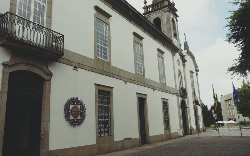 Prémios a Estudantes | Câmara de Famalicão distingue melhores alunos da Universidade Lusíada com 1000,00 euros a cada um