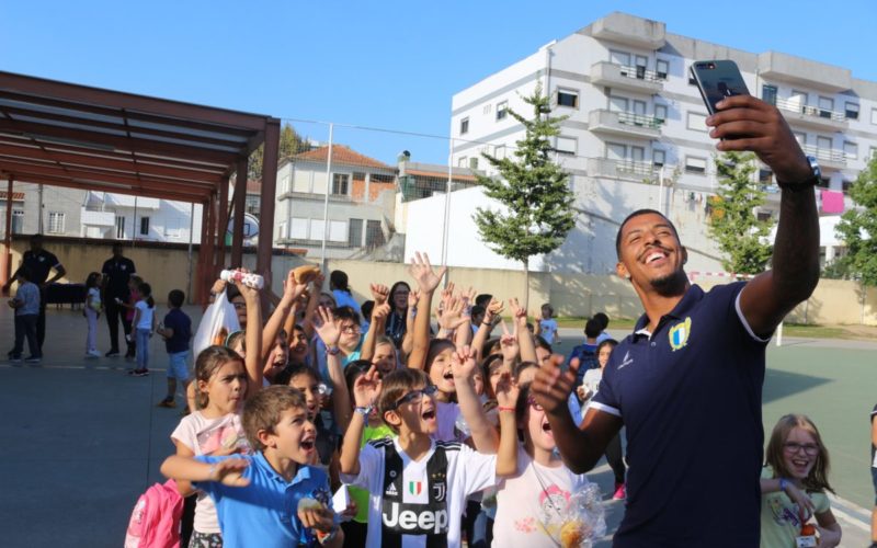 Clubes | Jogadores do FC Famalicão recebidos em festa no Centro Escolar Luís de Camões