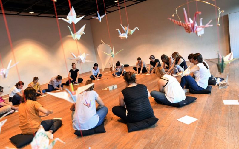 Projetos | ‘Orizuru’. Origami envolve famílias e escolas em trabalho artístico