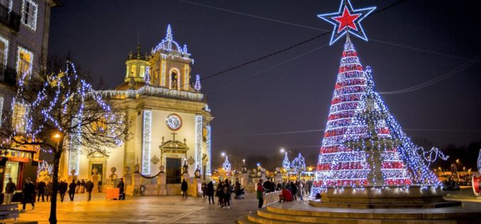 Natal | Barcelos acende a iluminação de Natal com a chegada do Pop Galo de Joana Vasconcelos