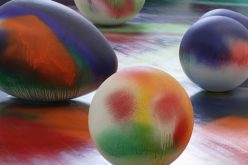 Ver | ‘Atoms Outside Eggs’, cor e humor presentes em experiência psicadélica de Katharina Grosse