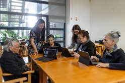 Jovens voluntários ensinam séniores a usar Novas Tecnologias em Santo Tirso
