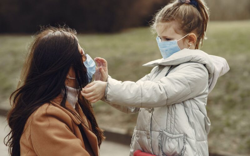 Pandemia | Viabilidade, conforto, comunicação e questões sociais: o uso de máscaras e viseiras em crianças