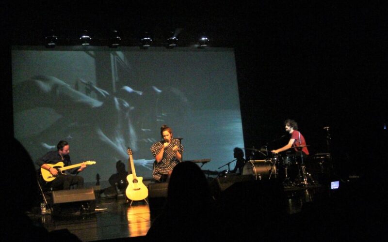 Música | Cátia Mazari Oliveira cantou e encantou no Theatro Gil Vicente