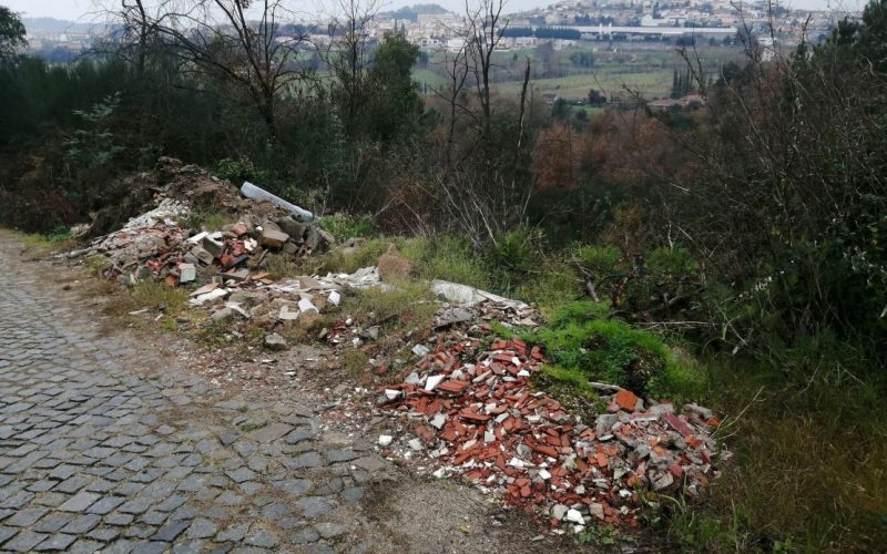 Cidadão bracarense queixa-se ao SEPNA da GNR do abandono de resíduos em Nogueira