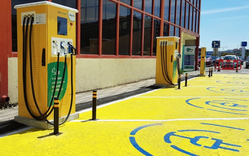 Auchan e Helexia expandem rede de carregamento elétrico no Norte