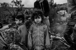 Crianças refugiadas na Grécia não tiveram aulas durante pandemia