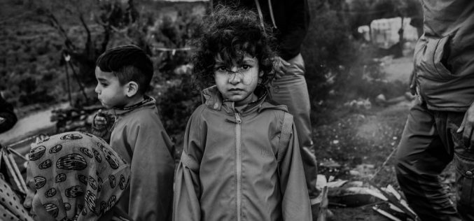 Crianças refugiadas na Grécia não tiveram aulas durante pandemia