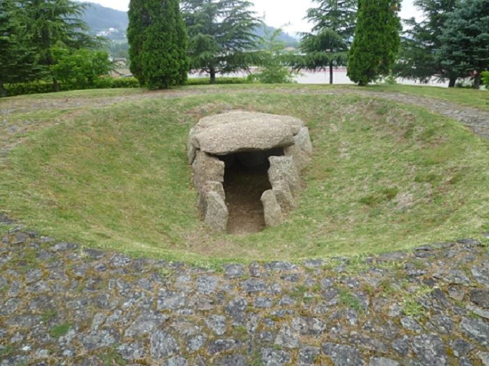 mamoa lamas - braga - monumento megalítico - anta - núcleo museológico - visita guiada - descentrar