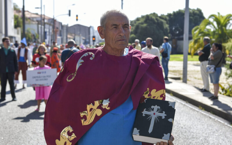 Cortejo de Trajes de Papel em homenagem a S. Bartolomeu na Foz do Douro quer ser Património Imaterial da Humanidade