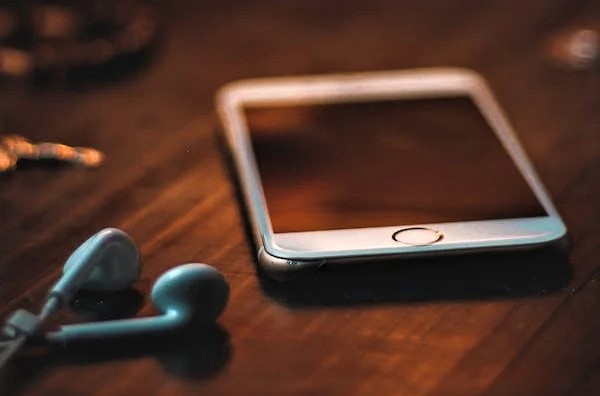 geração z - iphone - tecnologia - geração z - telemóvel - telefone portátil - smartphone - tecnologia - comunicação - inovação- plataforma - plataformas - jogo - jogar - jogos - lazer - comunicação - conhecimento - cultura - informação - telemóveis - iGaming - videojogos - educação - ensino - aprendizagem - plataforma - plataformas