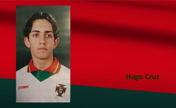 Campeão Europeu - Hugo Cruz - FPF - Seleção de Portugal - Futebol - Sub18 - Campeão Europeu - FC Famalicão - Vila Nova de Famalicão - Portugal - Desporto - Entrevista - cores de fundo vermelho e verde - Tirsense - FC Porto - Santo Tirso - Sub18 - sénior