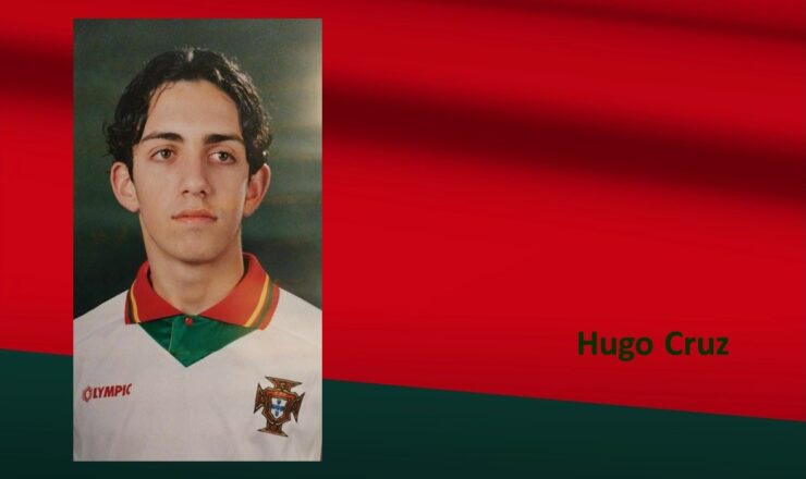 Campeão Europeu - Hugo Cruz - FPF - Seleção de Portugal - Futebol - Sub18 - Campeão Europeu - FC Famalicão - Vila Nova de Famalicão - Portugal - Desporto - Entrevista - cores de fundo vermelho e verde - Tirsense - FC Porto - Santo Tirso - Sub18 - sénior