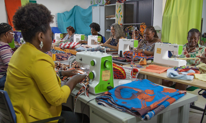 desenvolvimento - apoio social - empreendedorismo - confeção - indústria têxtil - loures - lisboa - ong - ajuda em ação - alstom - portugal - programa - projeto - mulheres em ação